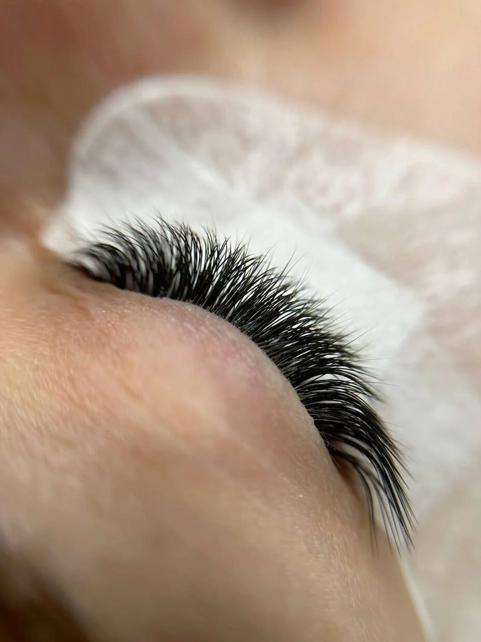 Prodlužování řas: řasa na řasu 1D, objemové metody i nejnovější trendy efekty