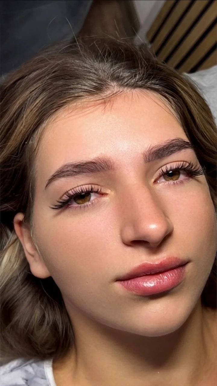 Prodlužování řas: řasa na řasu 1D, objemové metody i nejnovější trendy efekty