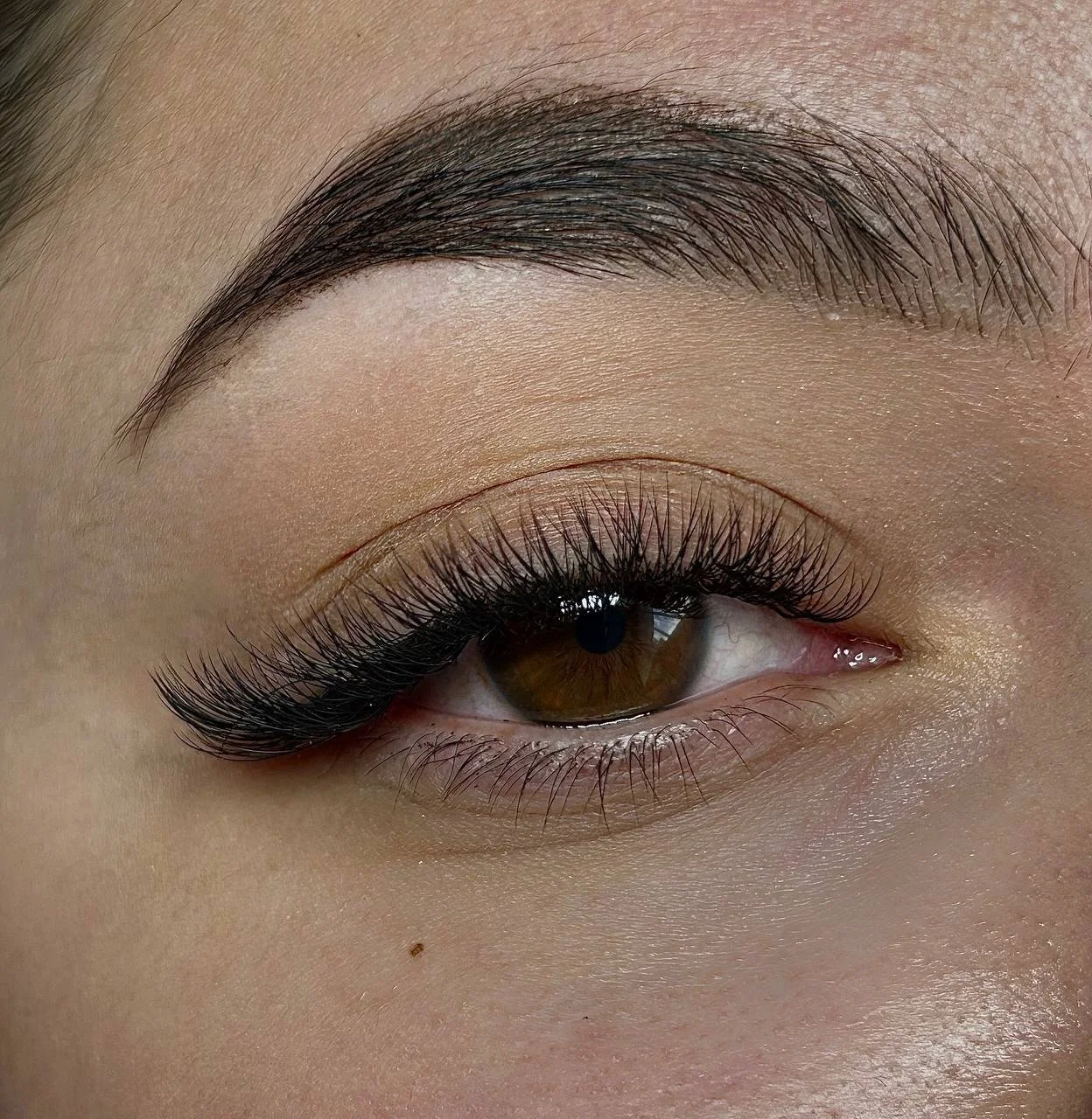 Prodlužování řas: řasa na řasu 1D, objemové metody i nejnovější trendy efekty