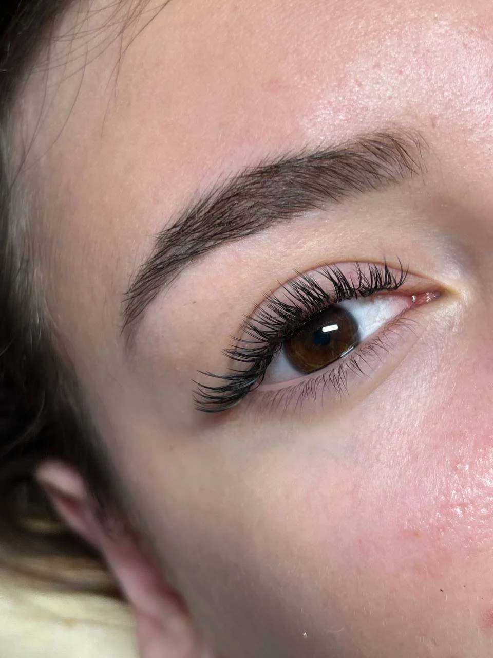 Prodlužování řas: řasa na řasu 1D, objemové metody i nejnovější trendy efekty