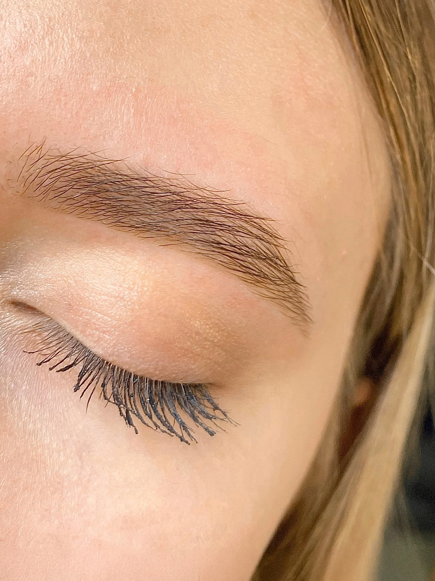 Pro krásný pohled: laminace obočí nebo lash lifting řas s barvením