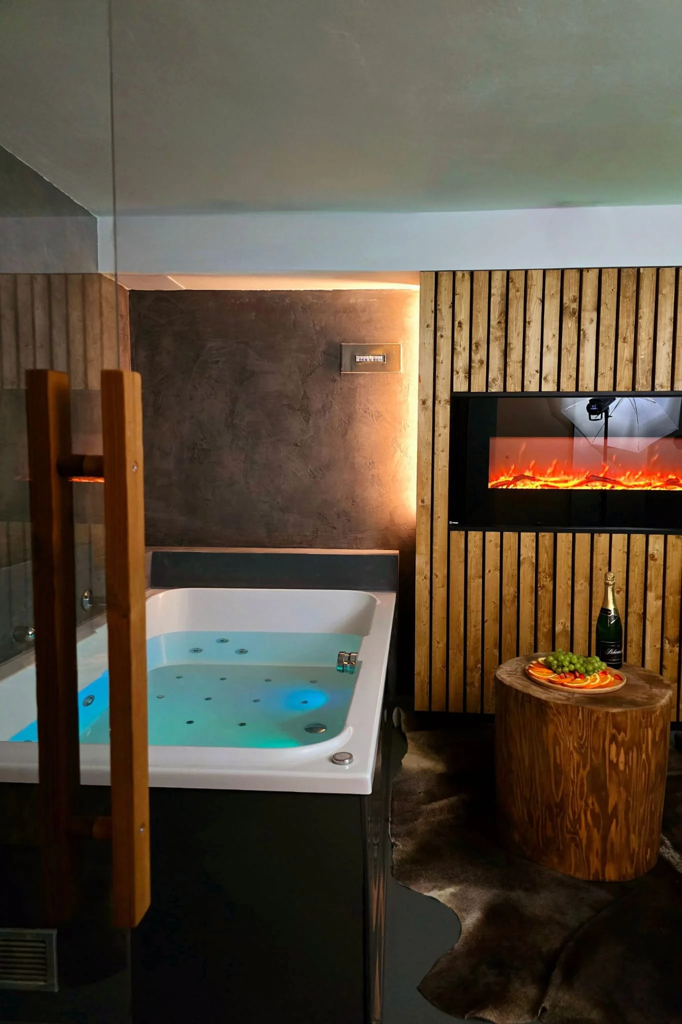 Privátní wellness: vířivá vana, masérna, zážitková místnost pro páry i lahev sektu