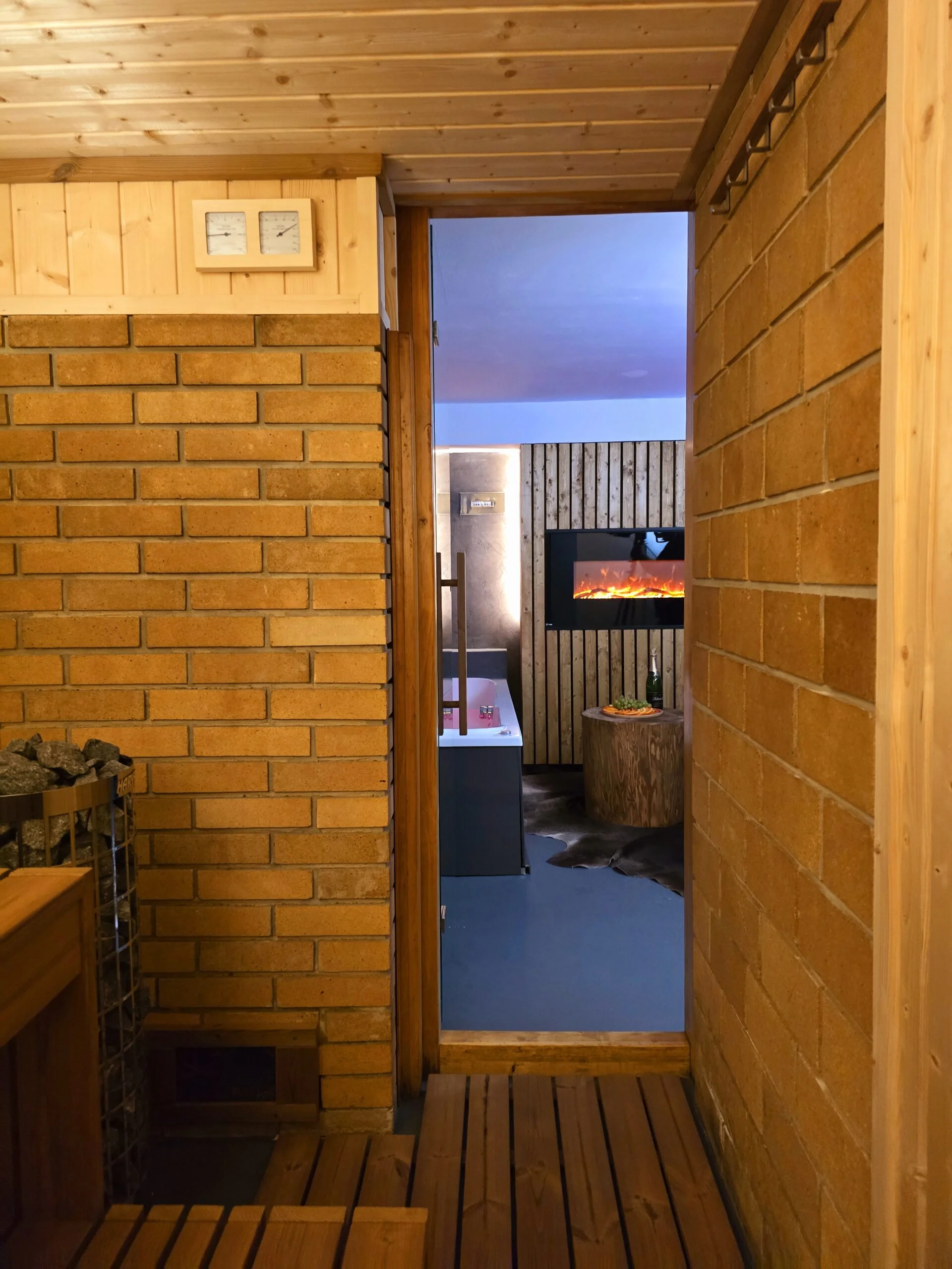 Privátní wellness: vířivá vana, masérna, zážitková místnost pro páry i lahev sektu