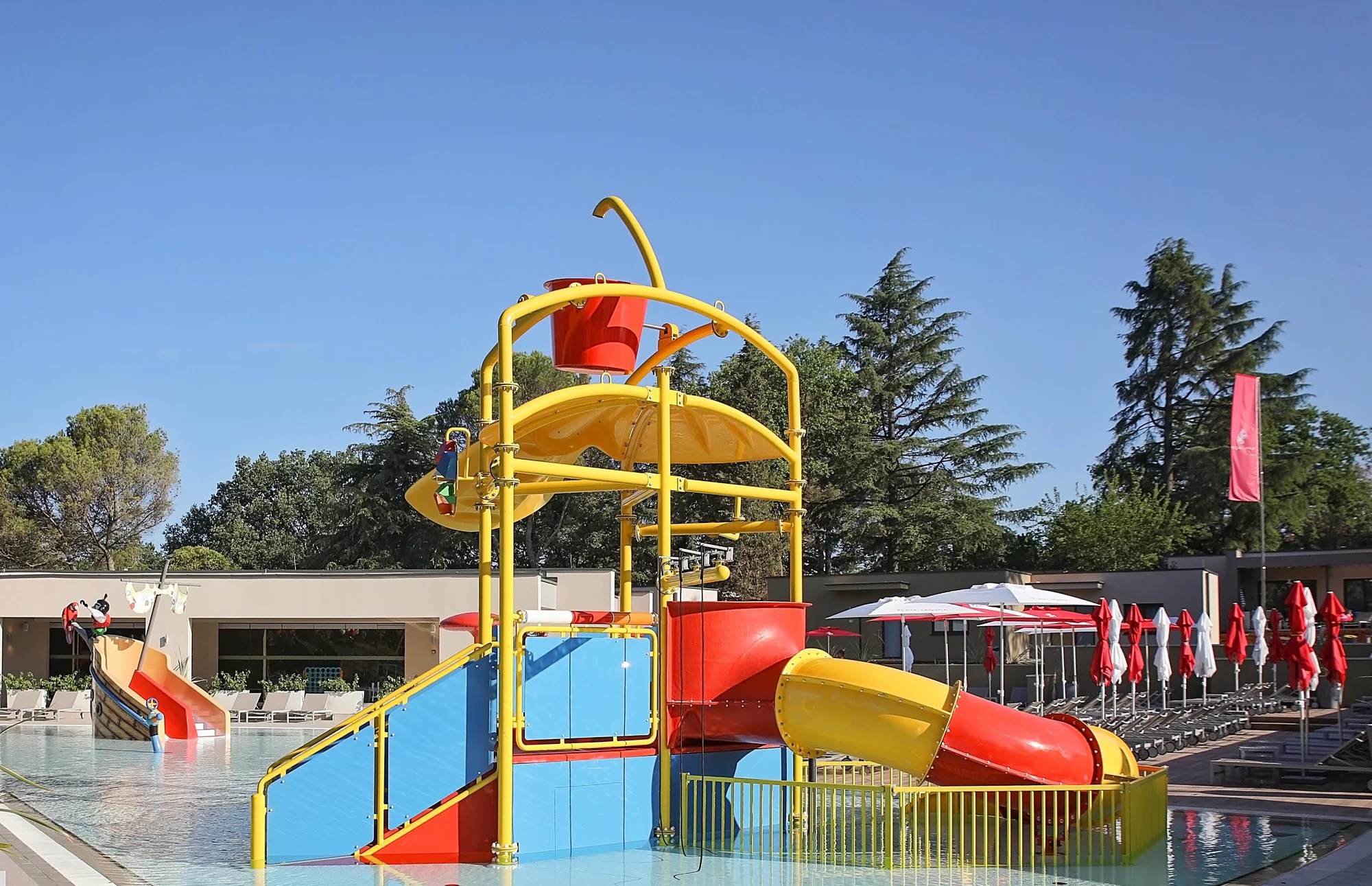 Hotel na Istrii 100 m od pláže: strava, aquapark, wellness, animace i 2 děti zdarma