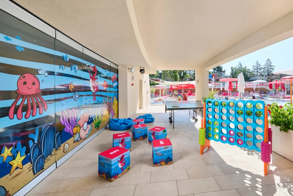 Hotel na Istrii 100 m od pláže: strava, aquapark, wellness, animace i 2 děti zdarma