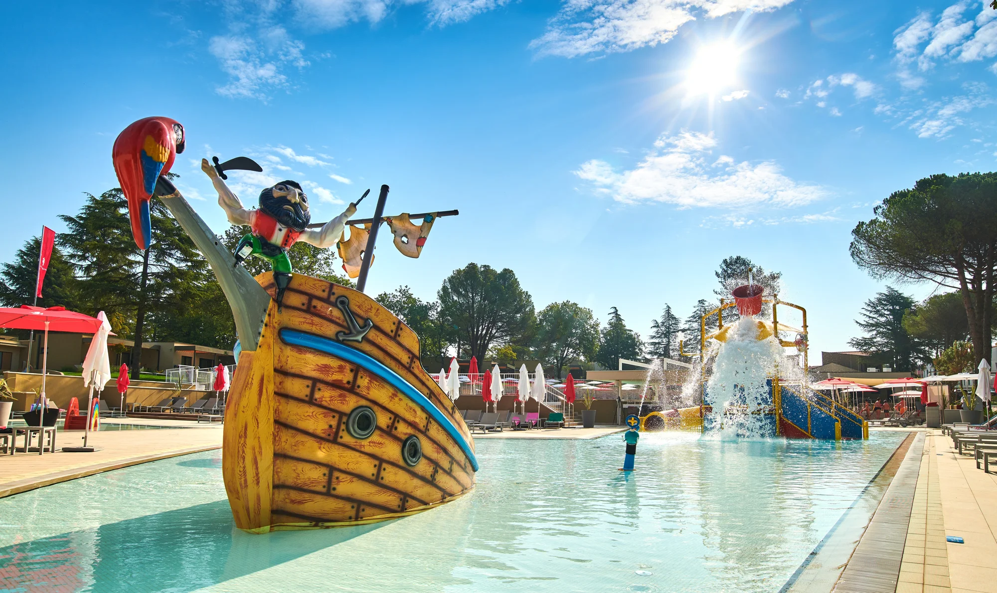 Hotel na Istrii 100 m od pláže: strava, aquapark, wellness, animace i 2 děti zdarma