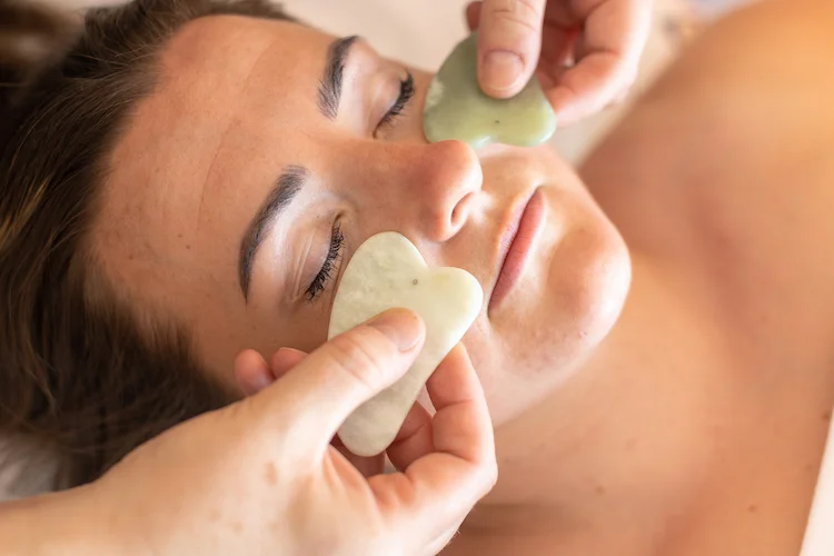 Vstříc pevné a zářivé pleti: liftingová či guasha masáž obličeje, 60–75 minut
