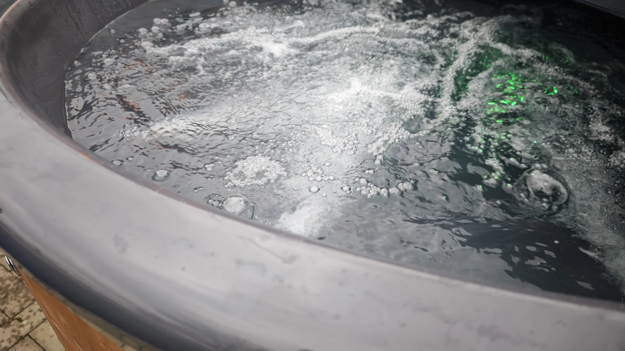 Designový tiny house v přírodě poblíž Olomouce až pro 4 osoby: americký styl, zahrada, bazén, sauna, masáže, koupací sud