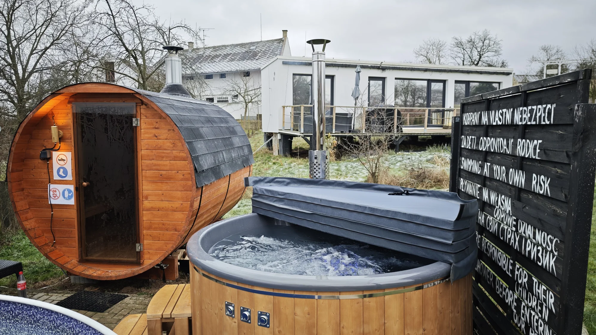 Designový tiny house v přírodě poblíž Olomouce až pro 4 osoby: americký styl, zahrada, bazén, sauna, masáže, koupací sud