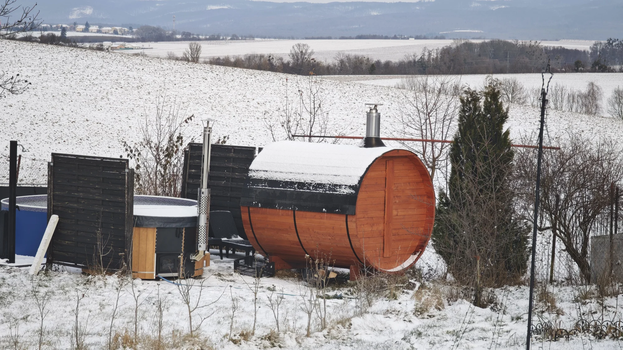 Designový tiny house v přírodě poblíž Olomouce až pro 4 osoby: americký styl, zahrada, bazén, sauna, masáže, koupací sud