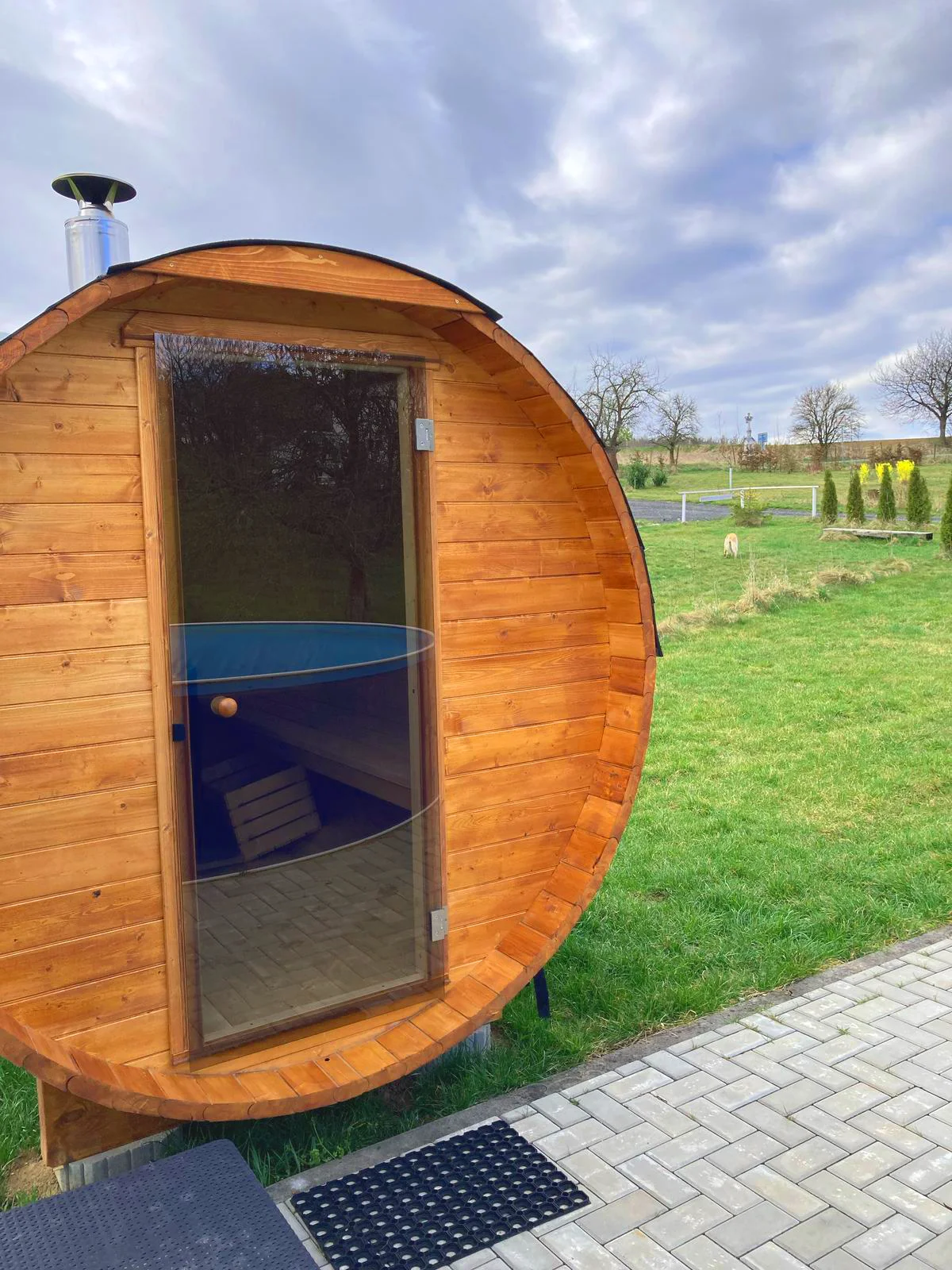Designový tiny house v přírodě poblíž Olomouce až pro 4 osoby: americký styl, zahrada, bazén, sauna, masáže, koupací sud