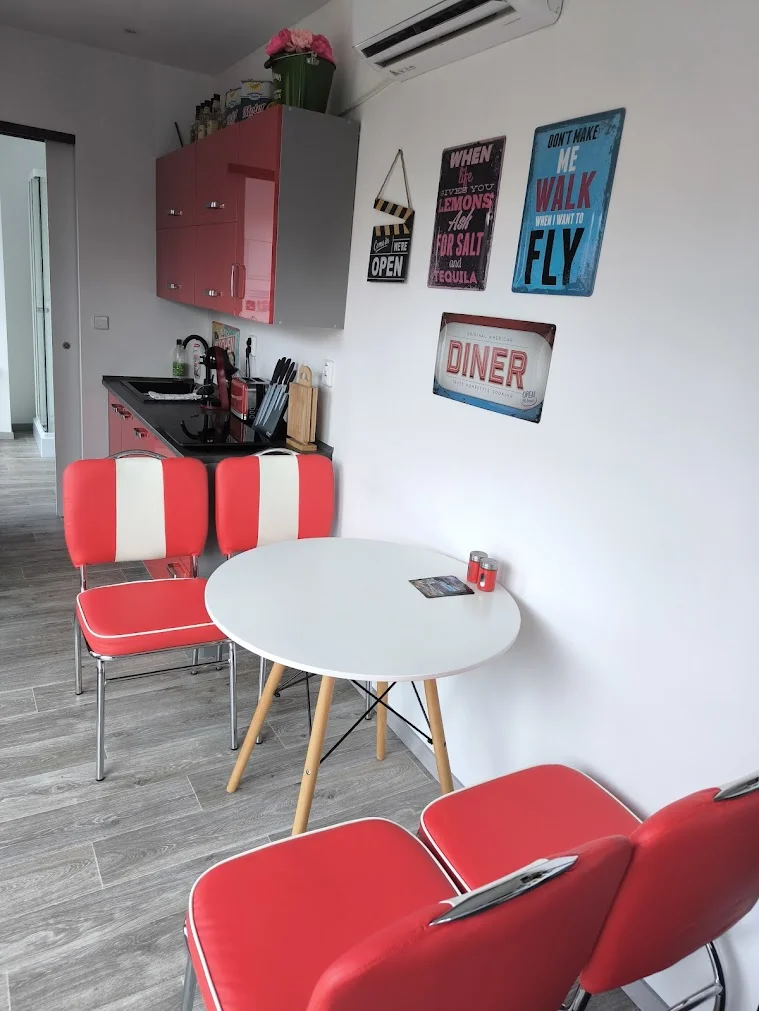 Designový tiny house v přírodě poblíž Olomouce až pro 4 osoby: americký styl, zahrada, bazén, sauna, masáže, koupací sud