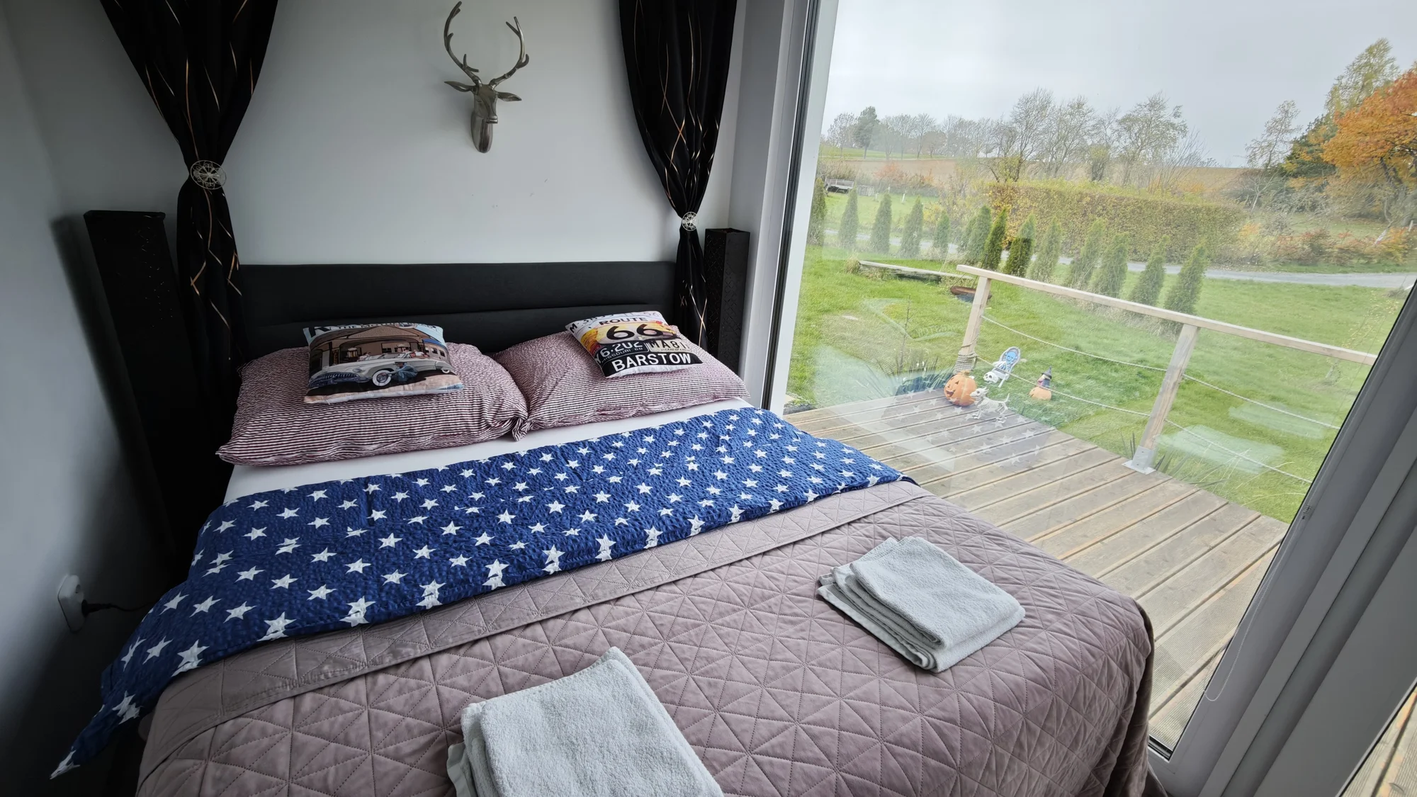 Designový tiny house v přírodě poblíž Olomouce až pro 4 osoby: americký styl, zahrada, bazén, sauna, masáže, koupací sud