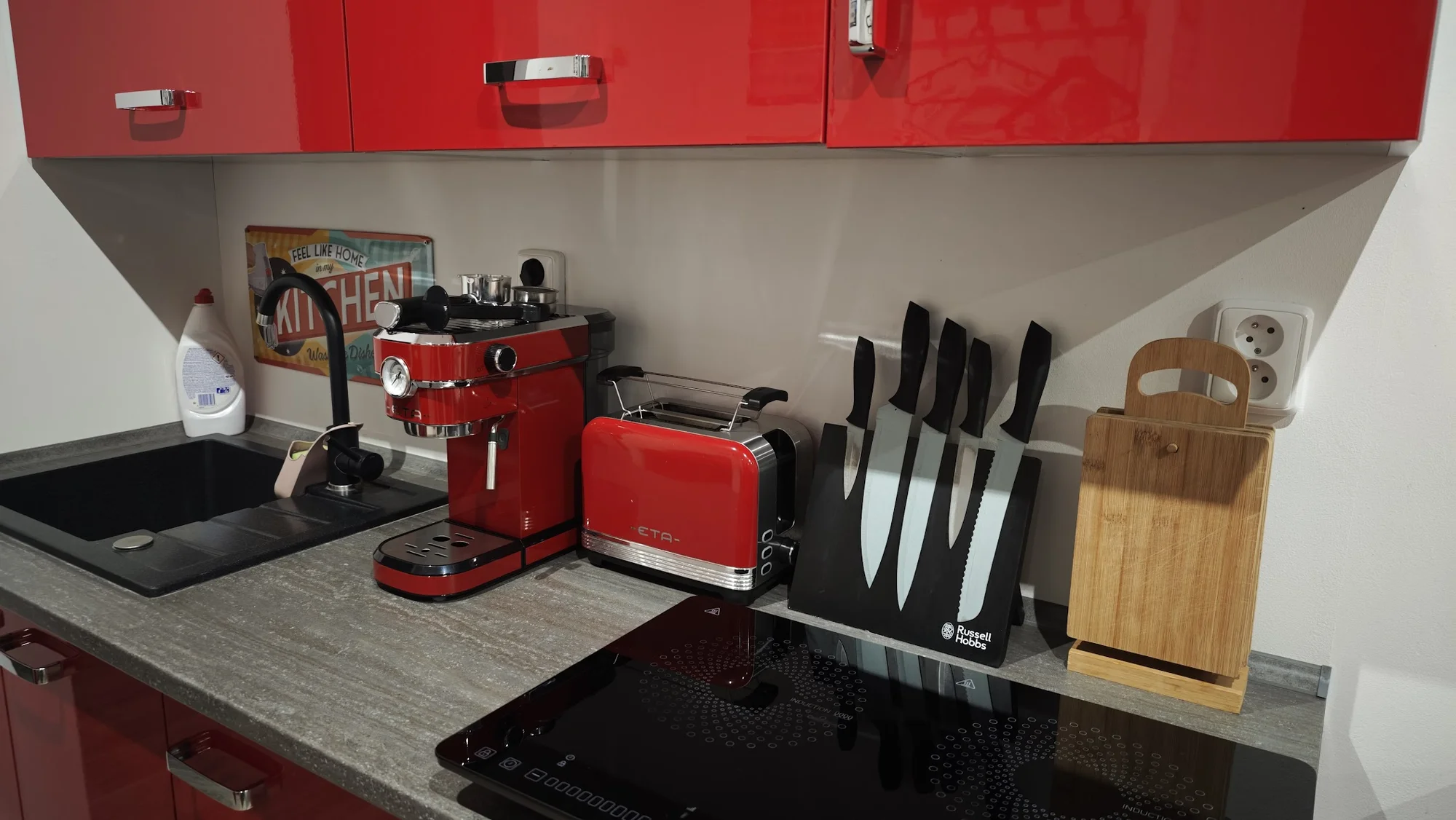 Designový tiny house v přírodě poblíž Olomouce až pro 4 osoby: americký styl, zahrada, bazén, sauna, masáže, koupací sud