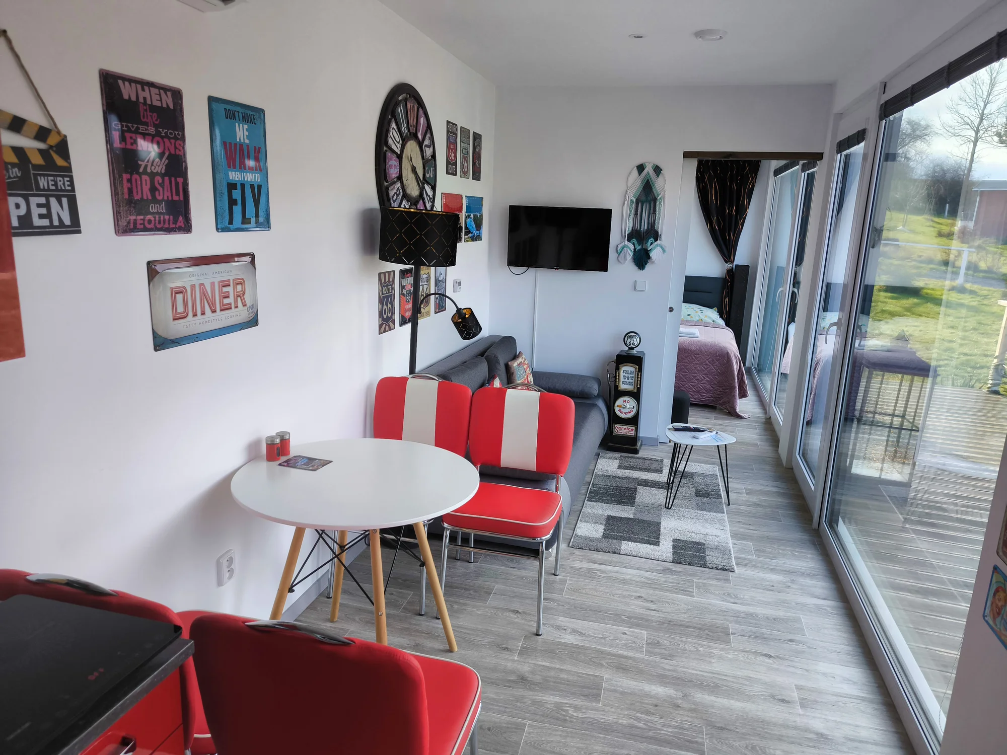 Designový tiny house v přírodě poblíž Olomouce až pro 4 osoby: americký styl, zahrada, bazén, sauna, masáže, koupací sud