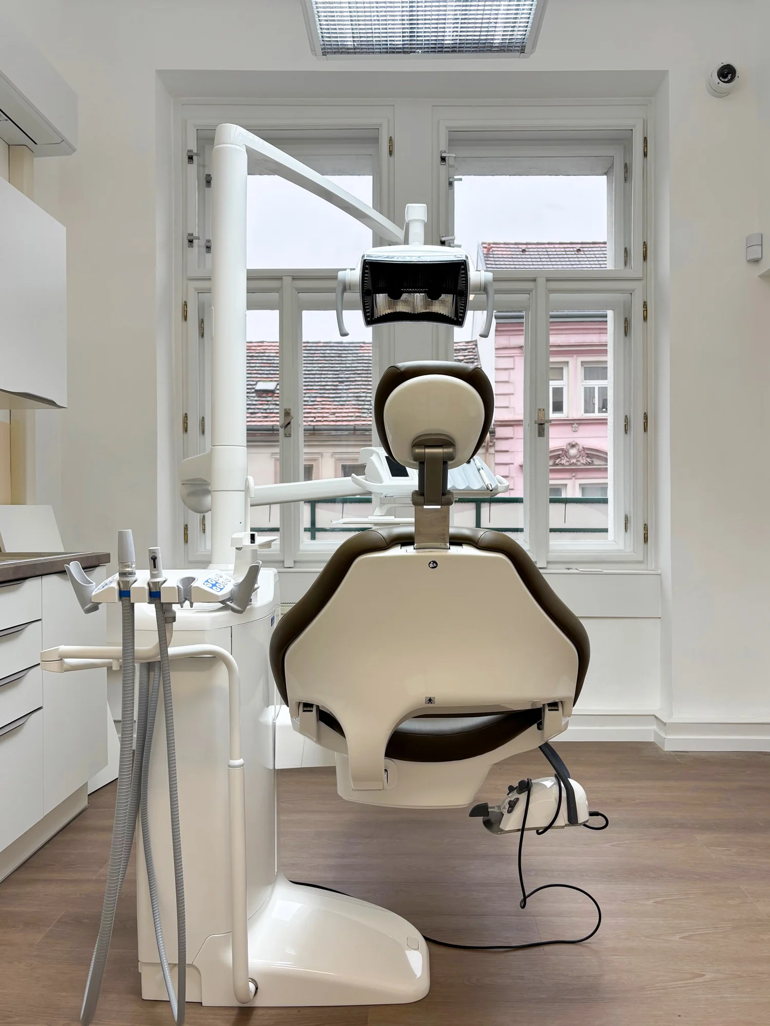 Vstříc zářivému úsměvu: dentální hygiena i ordinační či domácí bělení