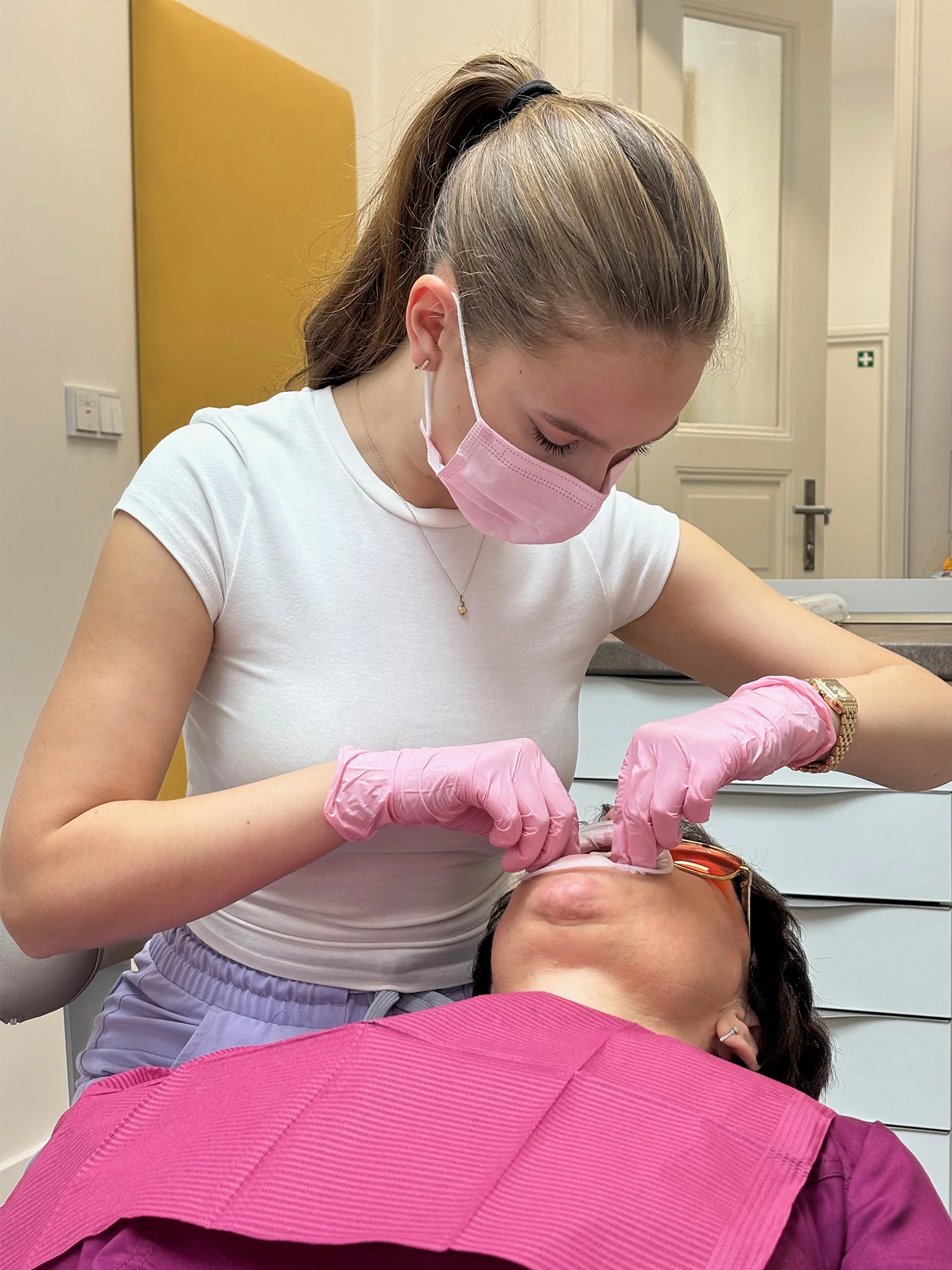 Vstříc zářivému úsměvu: dentální hygiena i ordinační či domácí bělení