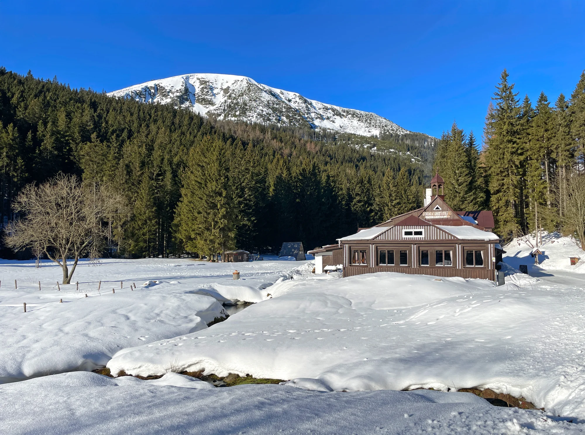 Tradiční horská chata v Peci pod Sněžkou: pobyt se snídaní, trasy pro skialpinisty