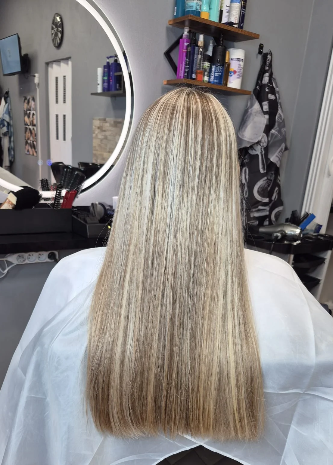 Dámský střih či kombinace s barvením nebo melírem: pro kratší i dlouhé vlasy, 40–120 minut