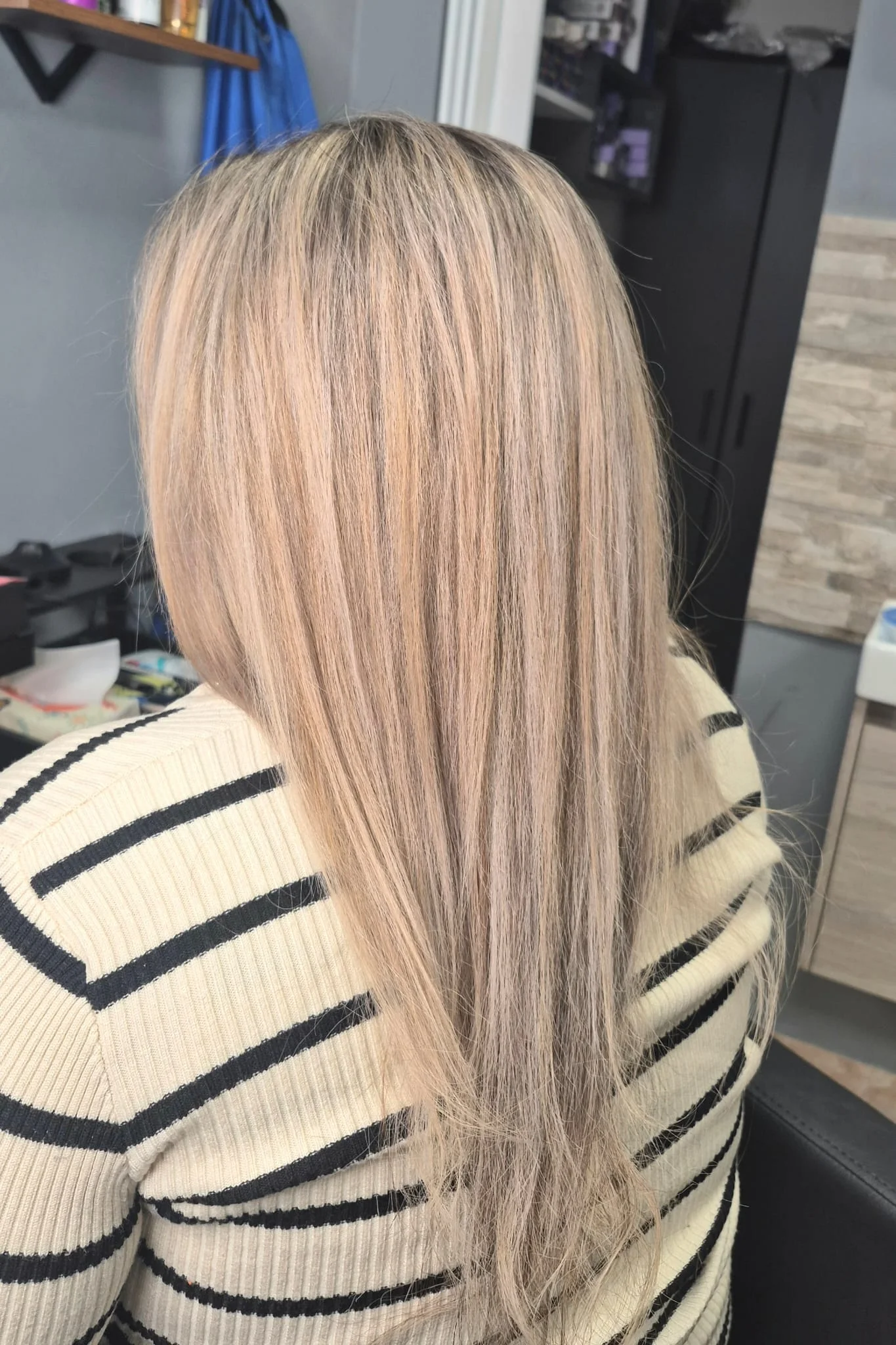 Dámský střih či kombinace s barvením nebo melírem: pro kratší i dlouhé vlasy, 40–120 minut