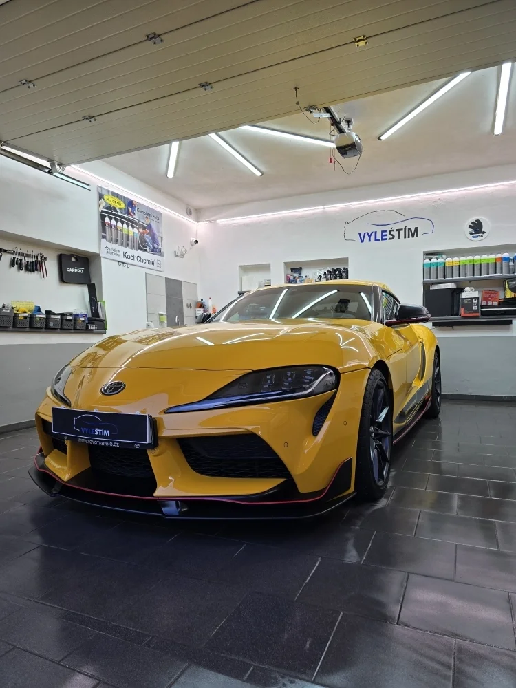 Důkladné mytí interiéru či exteriéru auta nebo renovace světlometů