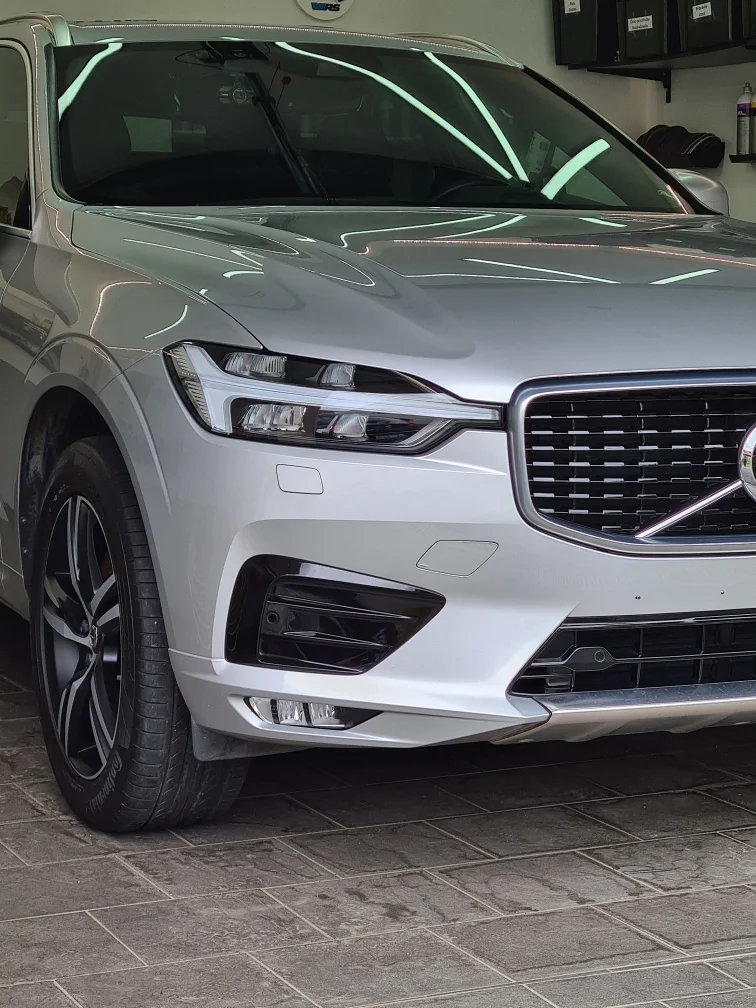 Důkladné mytí interiéru či exteriéru auta nebo renovace světlometů