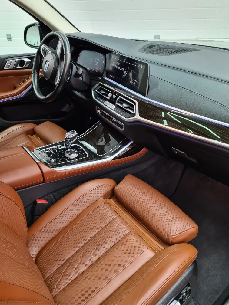 Důkladné mytí interiéru či exteriéru auta nebo renovace světlometů