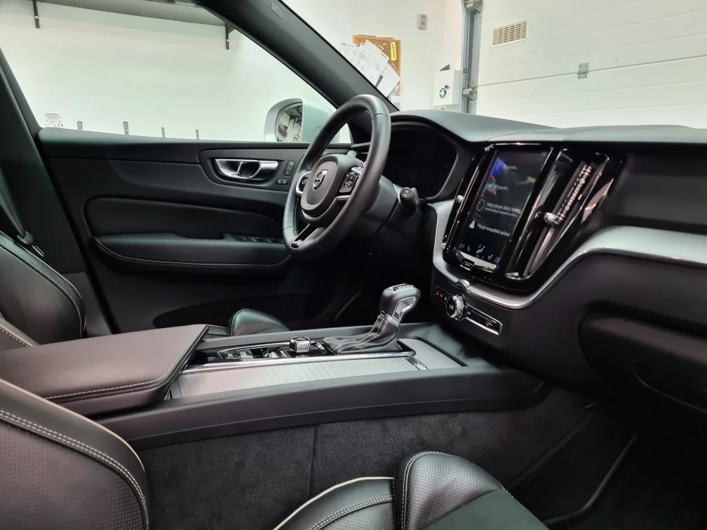 Důkladné mytí interiéru či exteriéru auta nebo renovace světlometů