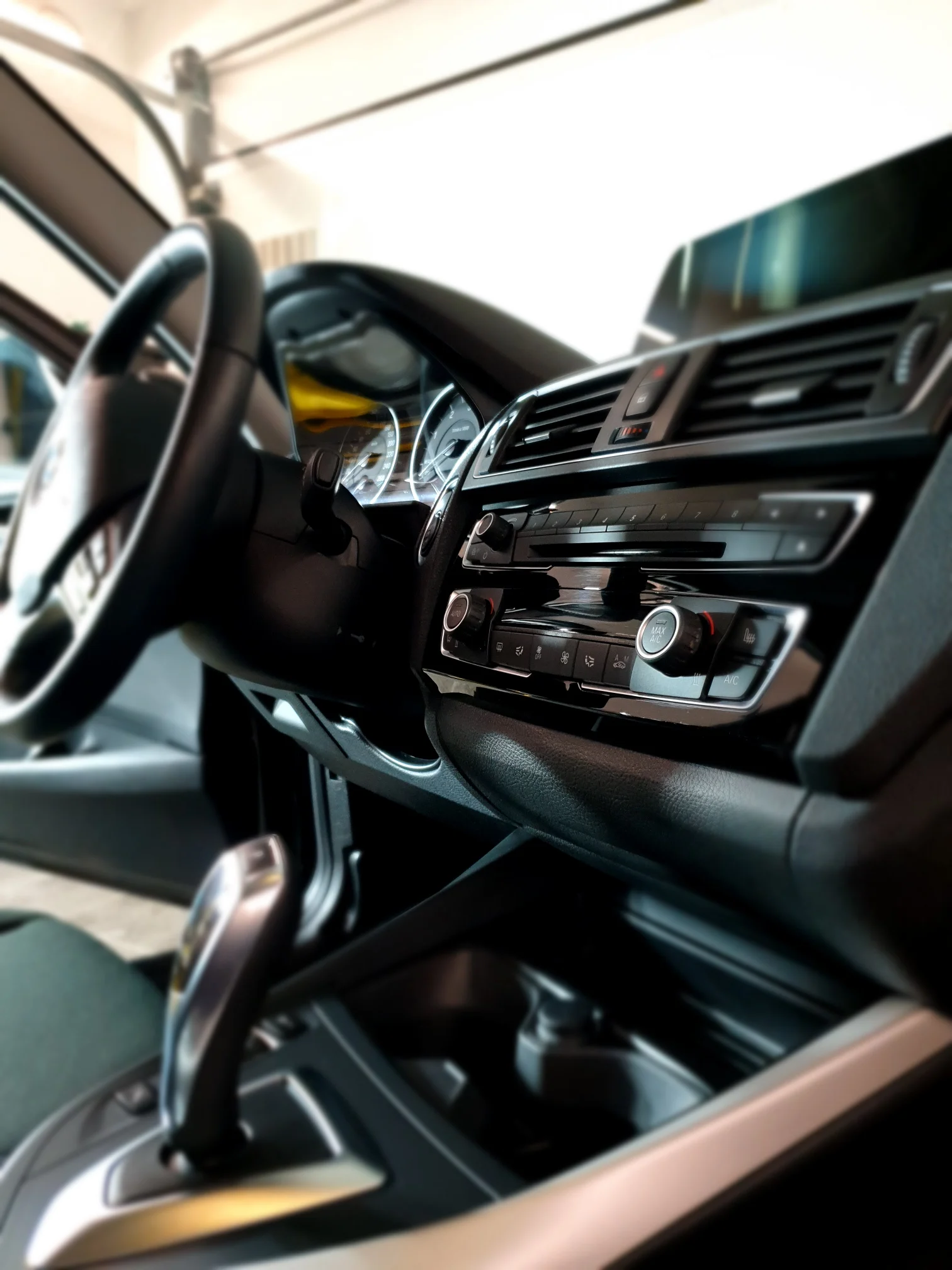 Důkladné mytí interiéru či exteriéru auta nebo renovace světlometů