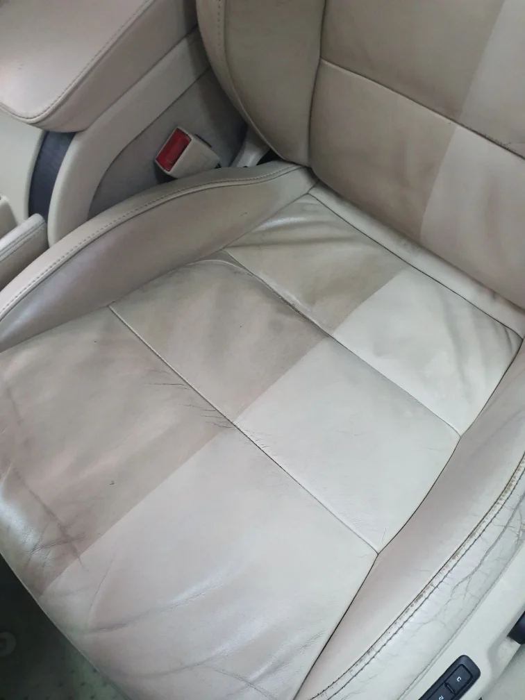 Důkladné mytí interiéru či exteriéru auta nebo renovace světlometů