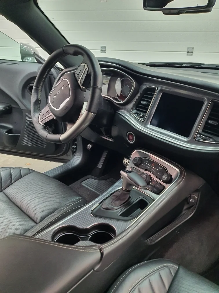 Důkladné mytí interiéru či exteriéru auta nebo renovace světlometů