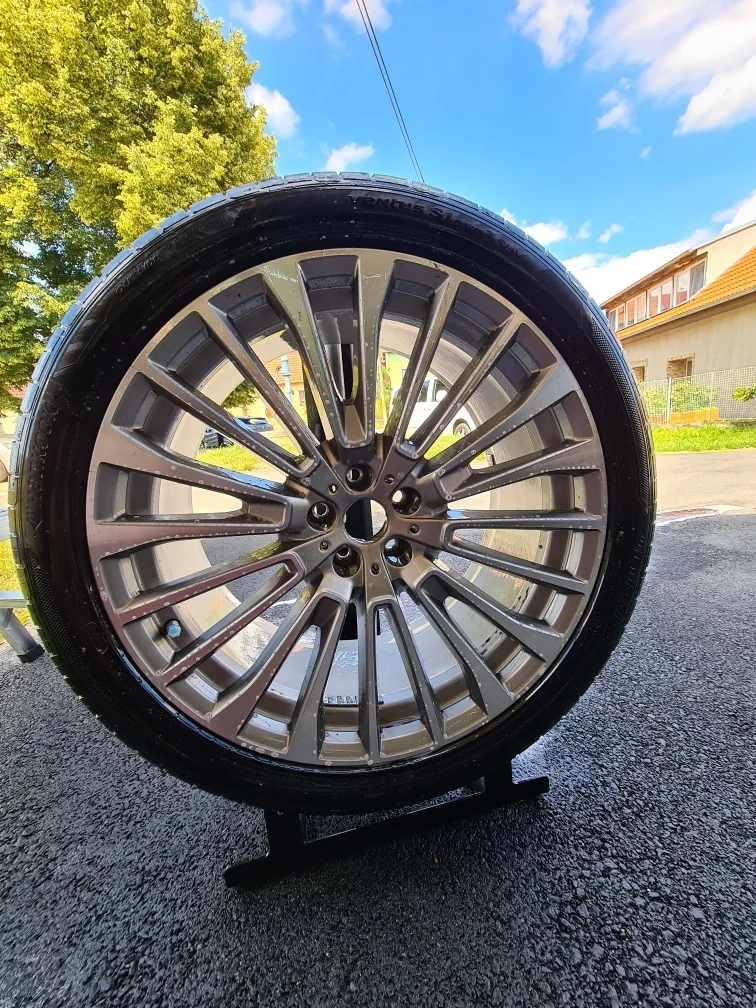 Důkladné mytí interiéru či exteriéru auta nebo renovace světlometů