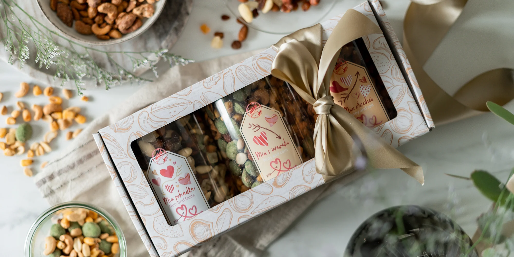 Dózy pestrých směsí sladkých i slaných ořechů