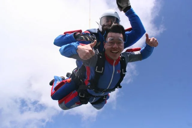 Tandemový seskok s profesionálním instruktorem z garantované výšky 3000 m nad terénem