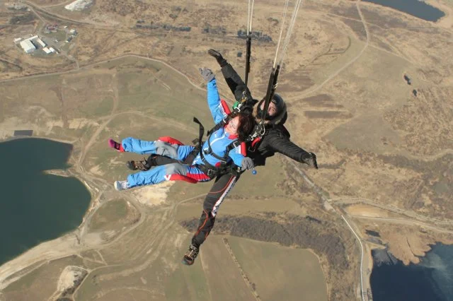 Tandemový seskok s profesionálním instruktorem z garantované výšky 3000 m nad terénem