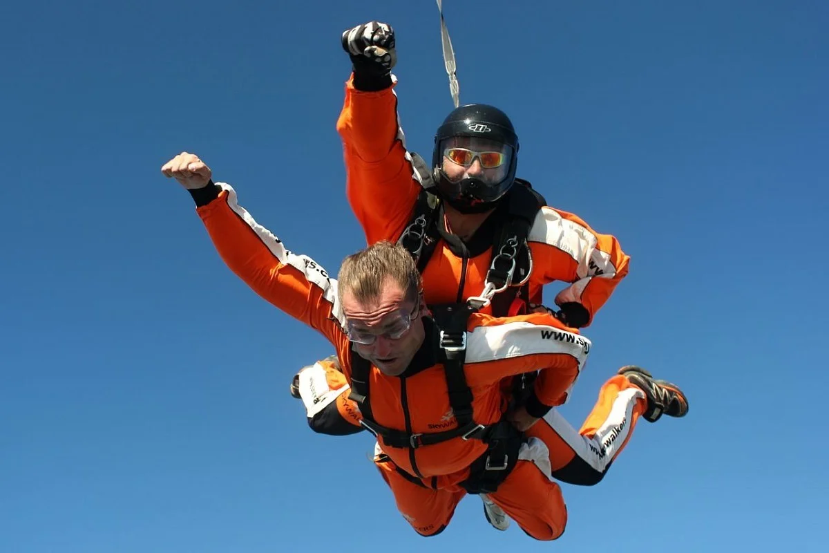 Tandemový seskok s profesionálním instruktorem z garantované výšky 3000 m nad terénem