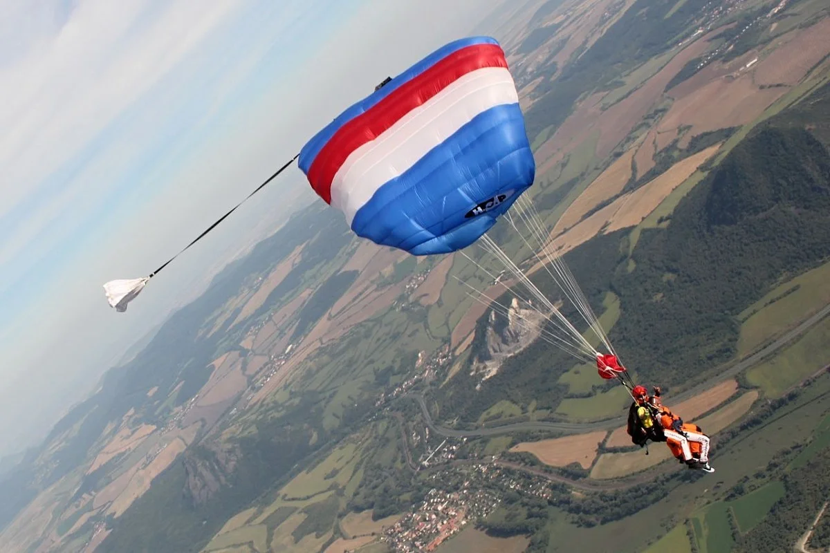 Tandemový seskok s profesionálním instruktorem z garantované výšky 3000 m nad terénem
