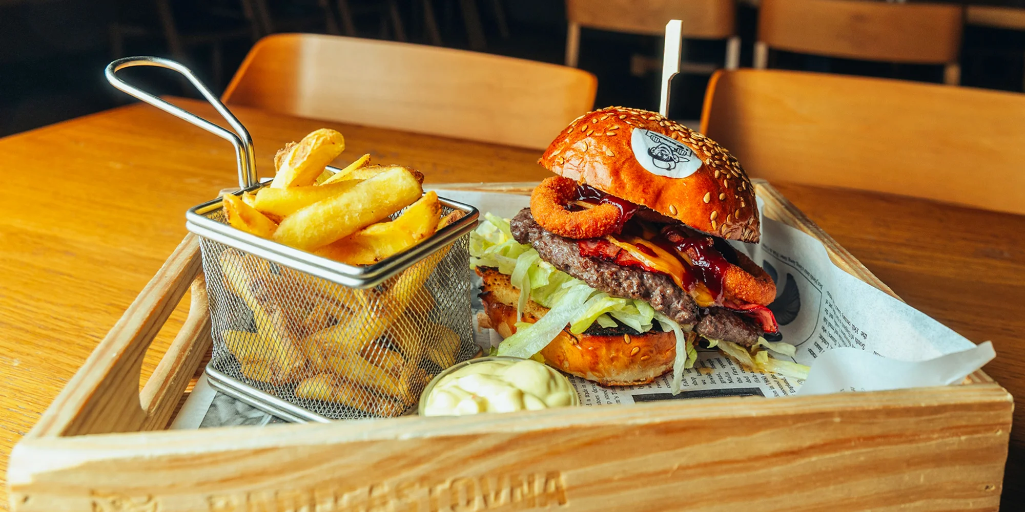 1 nebo 2 burgery dle výběru s hranolky a omáčkou