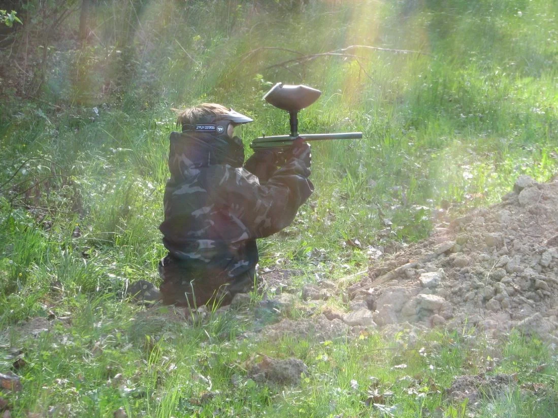 Adrenalin pro partu: hra paintballu se 100 kuličkami na osobu a zapůjčením kompletního vybavení