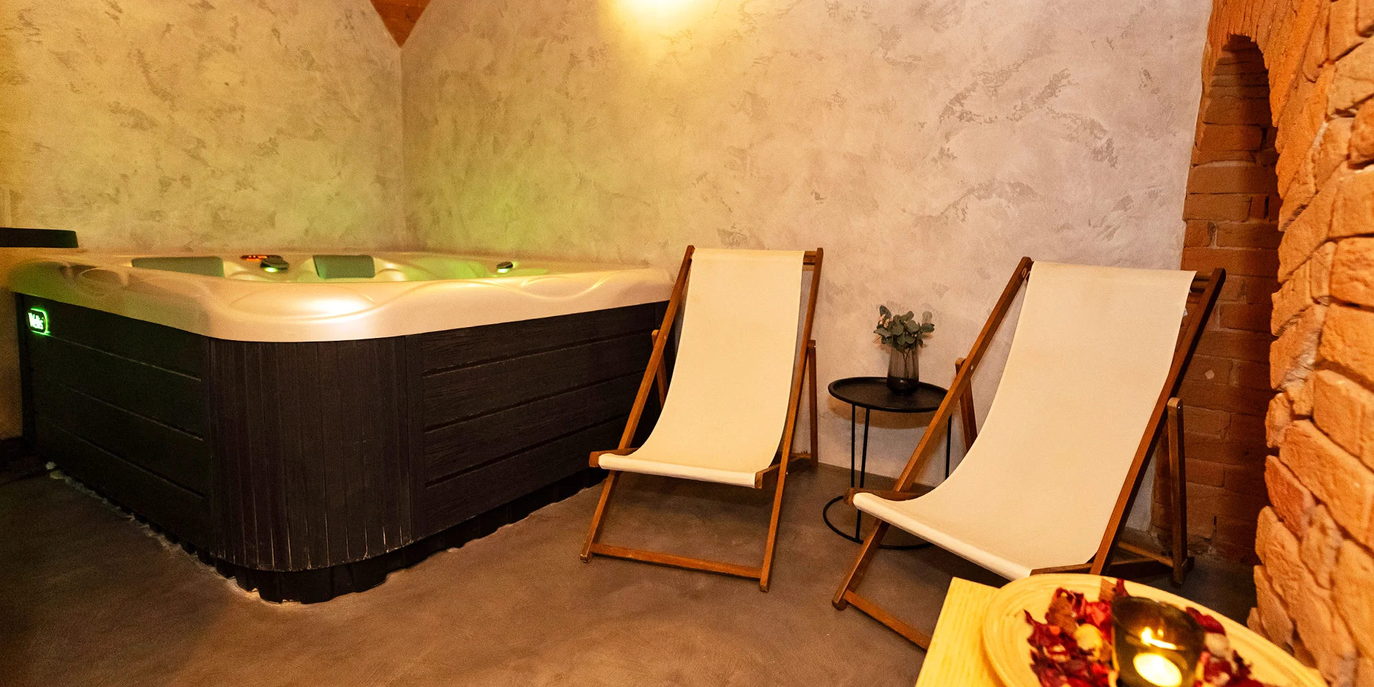 Privátní vířivka s láhví prosecca nebo se sushi pro dva