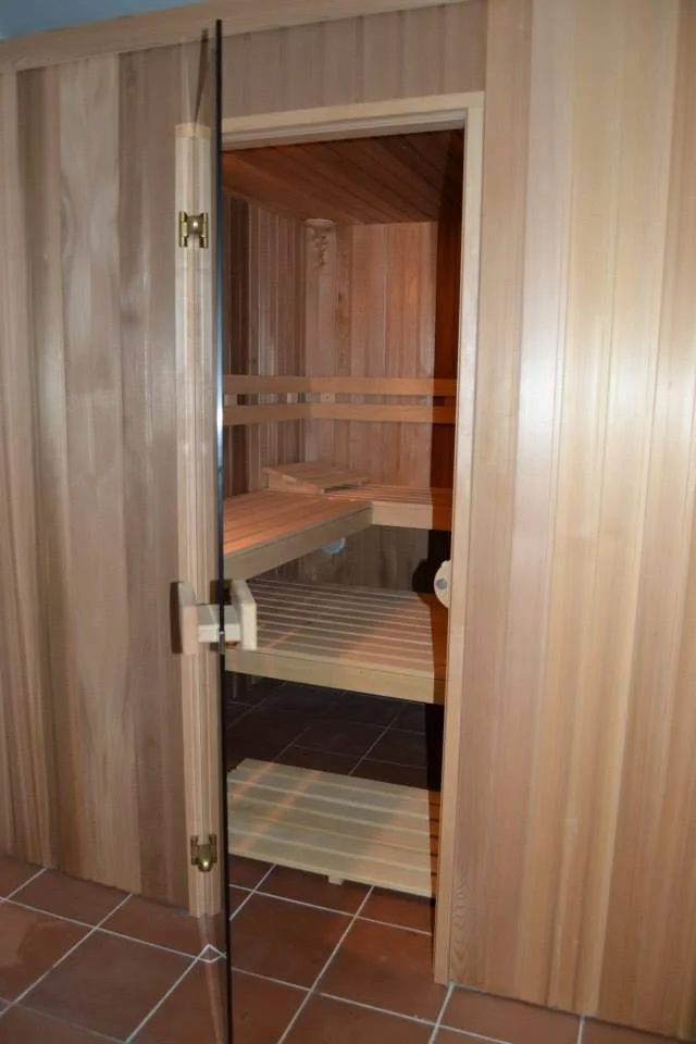 Bylinná koupel, sauna, wellness i čtyřchodová večeře s vínem pro 2 osoby