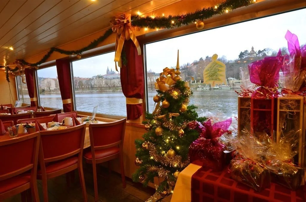 Adventní víkend na Vltavě: plavby s vánočním cukrovím, nápojem i rautem