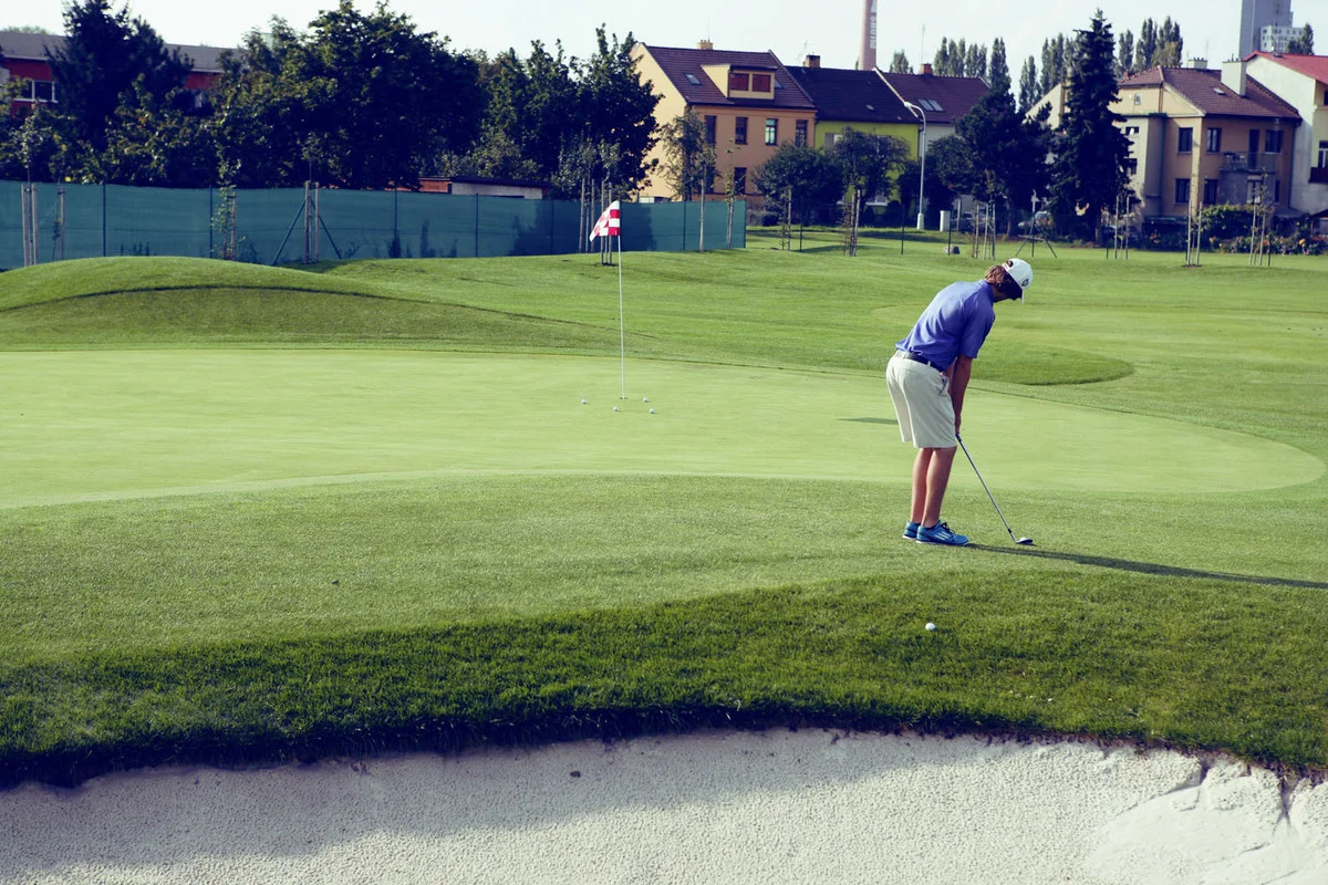 Celodenní vstupné do golfového areálu Kšírovka, vč. výuky s trenérem: pro 1 či 2 osoby