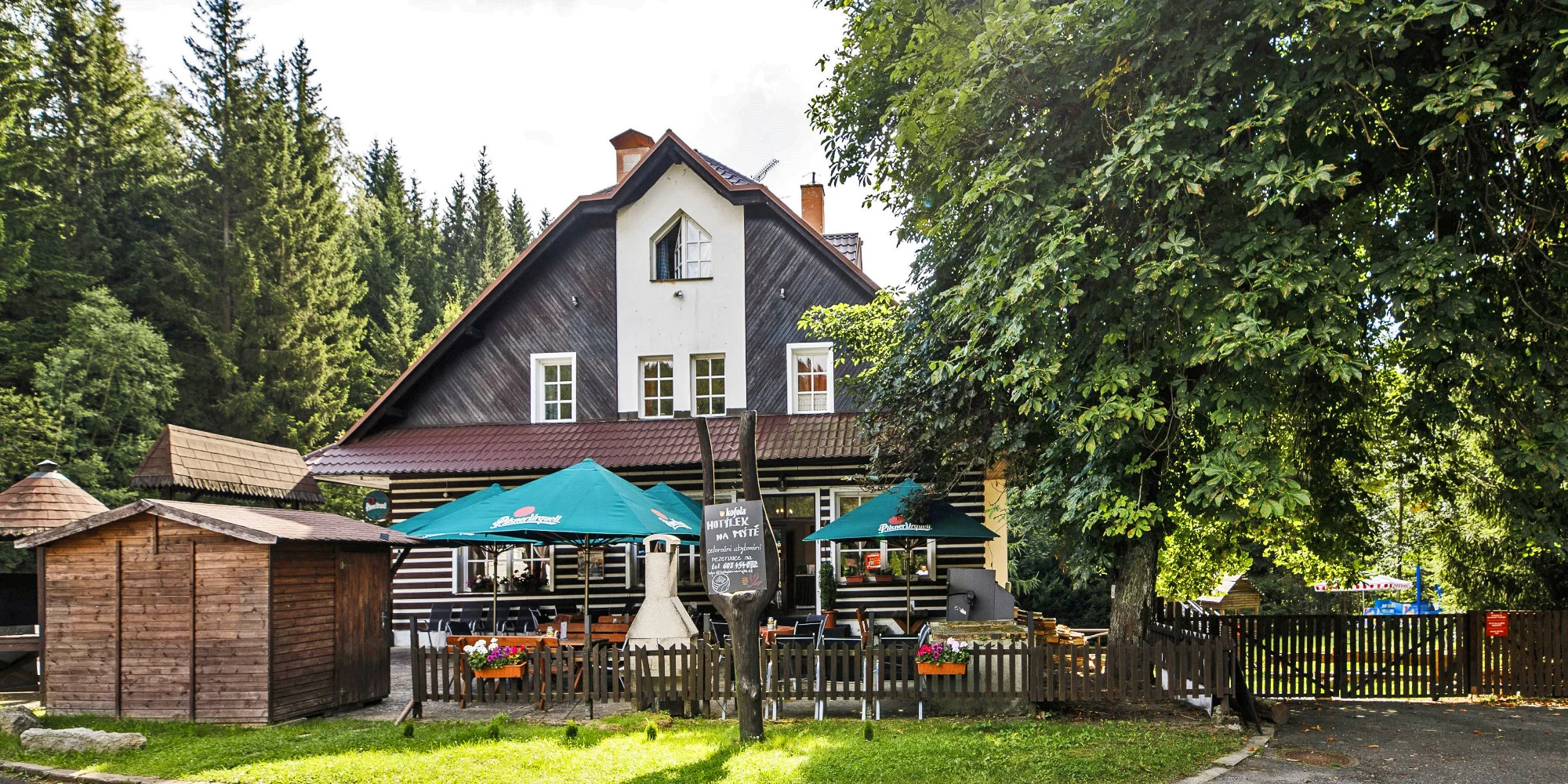 Malebná roubenka s polopenzí na okraji Harrachova