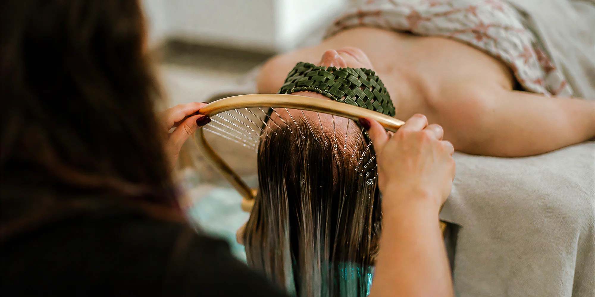 Head spa vč. čištění vlasů a masáže obličeje: 90-120 min.