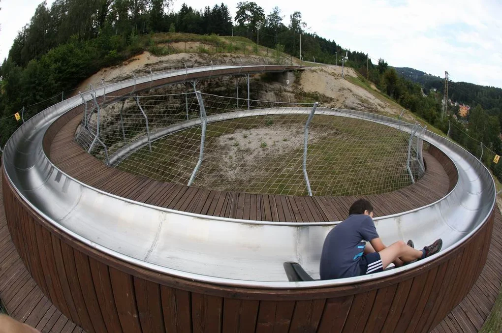 Ať vám to sviští: 5 sjezdů 1 km dlouhé bobové dráhy v Janově nad Nisou