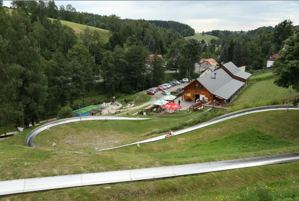 Ať vám to sviští: 5 sjezdů 1 km dlouhé bobové dráhy v Janově nad Nisou