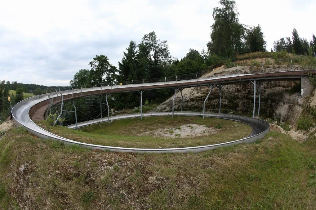 Ať vám to sviští: 5 sjezdů 1 km dlouhé bobové dráhy v Janově nad Nisou