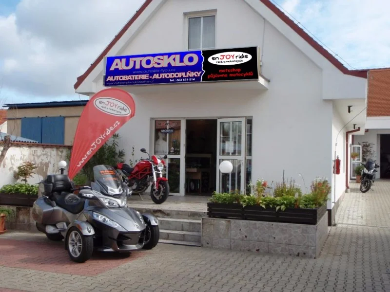 Kompletní vyčištění interiéru osobního vozu vč. tepování přístroji Karcher a dezinfekce ozónem