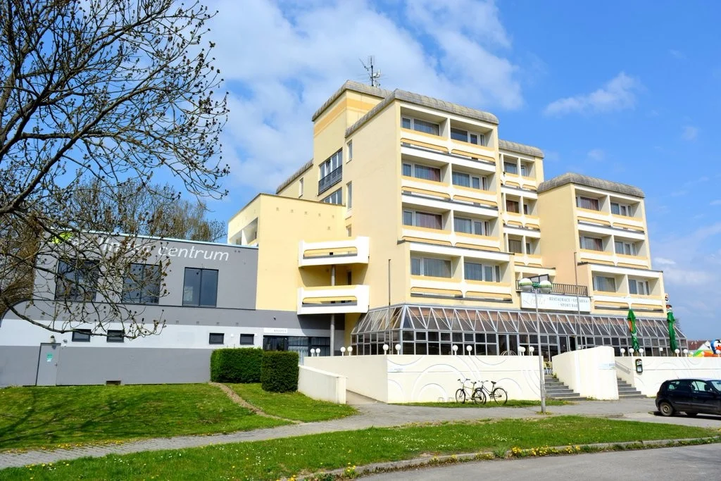 Hodina relaxu při svíčkách ve všední dny: privátní vířivka pro pár nebo až 6 přátel